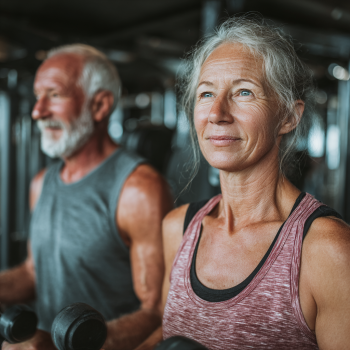 Adulti maturi che seguono programmi di benessere personalizzati